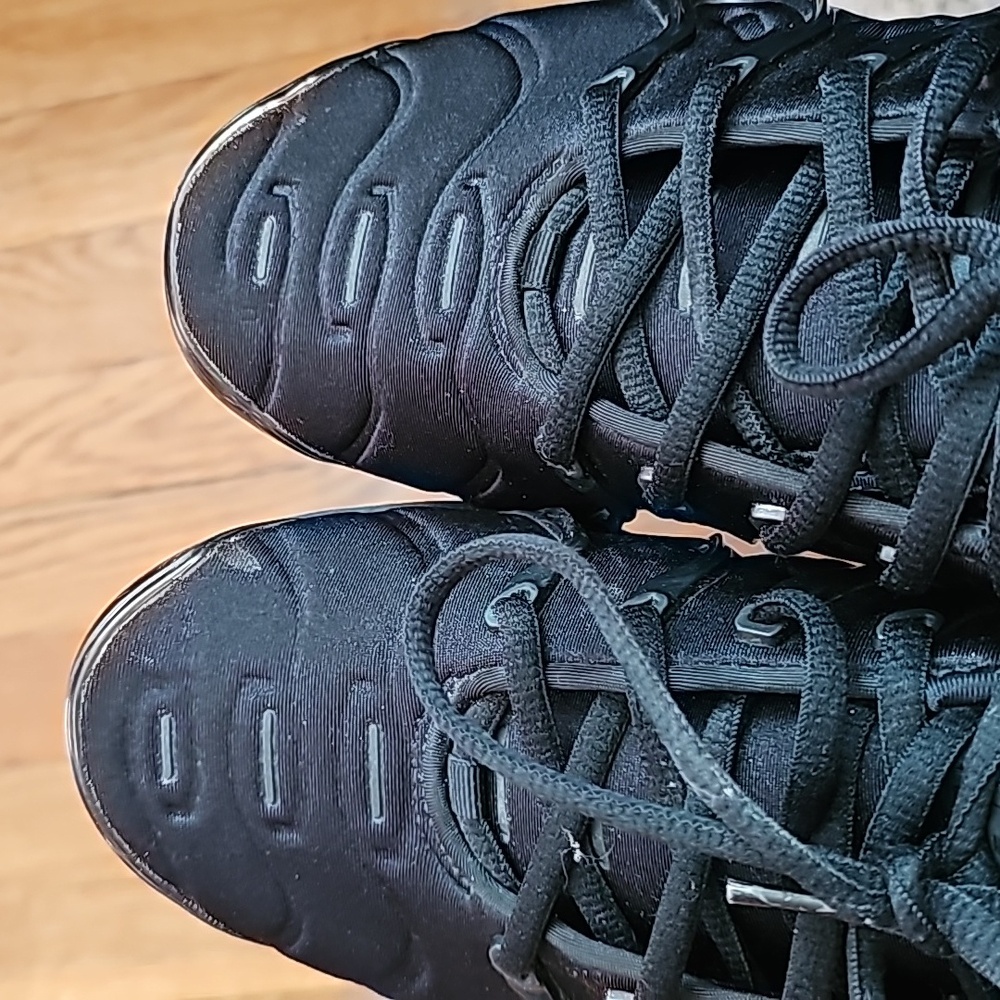 Tennis shoes